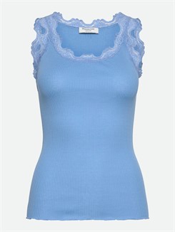 Rosemunde ikoniske Babette silketop med blonder - Blue heaven