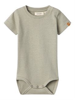 Schlanker SS-Body von Lil' Atelier Feng – Moosgrau