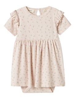 Lil' Atelier Frilla SS-Bodykleid aus lockerem Tüll – Peach Blush